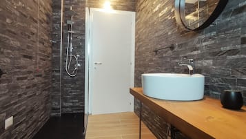 Basic Apartment | Bathroom