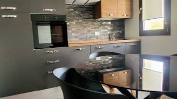 Apartemen Klub | Dapur pribadi | Lemari es besar, peralatan masak/sendok-piring, dan meja makan