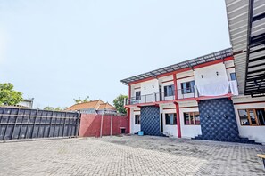 Vista frontal de la propiedad