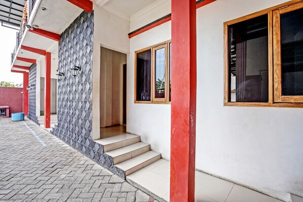 Lobby - OYO 92736 Bougenville Rover (Lamongan)