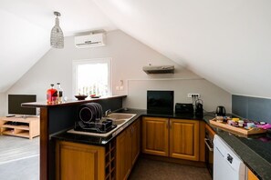Réfrigérateur, four à micro-ondes, un four, surface de cuisson