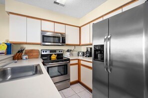 Fridge, microwave, stovetop, dishwasher