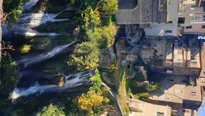 Une rivière traverse une ville, avec des bâtiments situés d’un seul côté.
