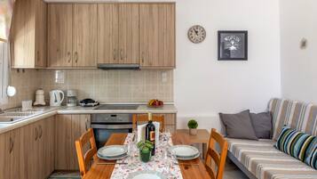 Jääkaappi, uuni, liesi, kahvin-/teenkeitin