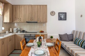 Fridge, oven, stovetop, coffee/tea maker