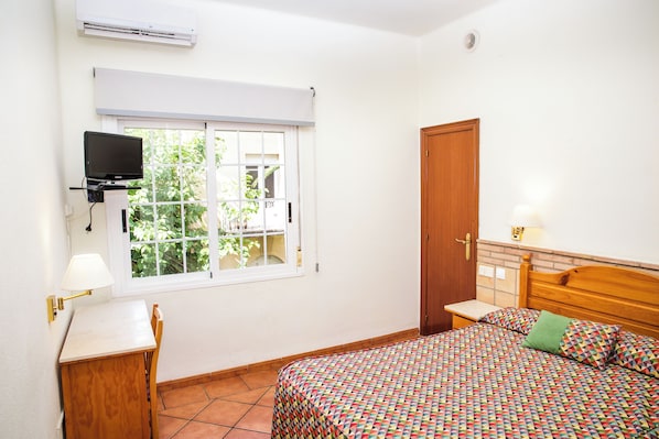 Chambre Double Standard | Espace de travail pour ordinateur portable, rideaux occultants