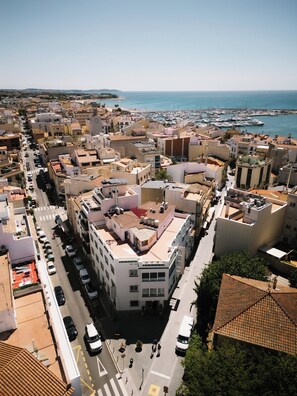 A coastal cityscape with a marina, narrow streets, and buildings with flat roofs. - Hotel Can Solé (Cambrils)