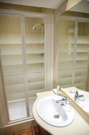 Family Triple Room | Bathroom | Shower, rainfall showerhead, free toiletries, hair dryer - Hotel Can Solé (Cambrils)