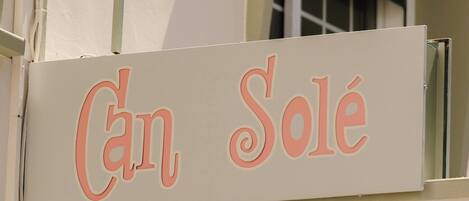Une enseigne portant l’inscription « Can Solé » est fixée à la façade d’un immeuble.