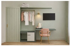 Escritorio, espacio para trabajar con laptop y cortinas blackout