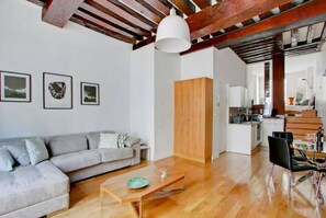TV - Elegant Appartement at Saint Germain Des Prés in the Heart of Paris (Paris)