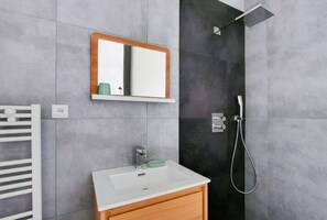 Shower, hair dryer, towels, soap - Elegant Appartement at Saint Germain Des Prés in the Heart of Paris (Paris)