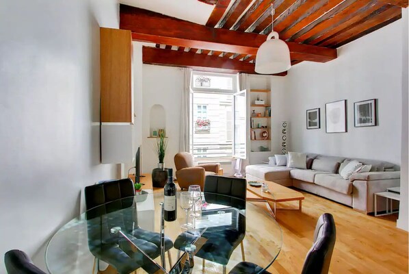 TV - Elegant Appartement at Saint Germain Des Prés in the Heart of Paris (Paris)