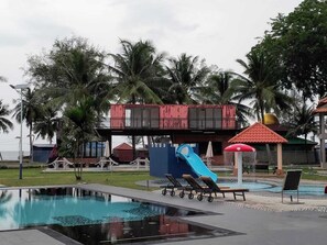 2 outdoor pools