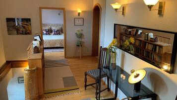 2 Schlafzimmer, Zimmersafe, Schreibtisch, Bügeleisen/Bügelbrett