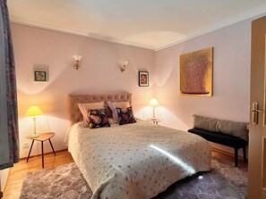 2 makuuhuonetta, tallelokero huoneessa, työpöytä, silitysrauta/-lauta