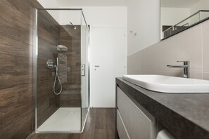 Dusche, Haartrockner, Bidet, Handtücher