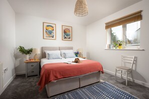 2 chambres, fer et planche à repasser, lit de bébé portatif
