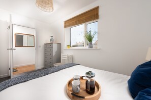 2 soverom, strykejern/-brett, reiseseng for barn og internettilgang