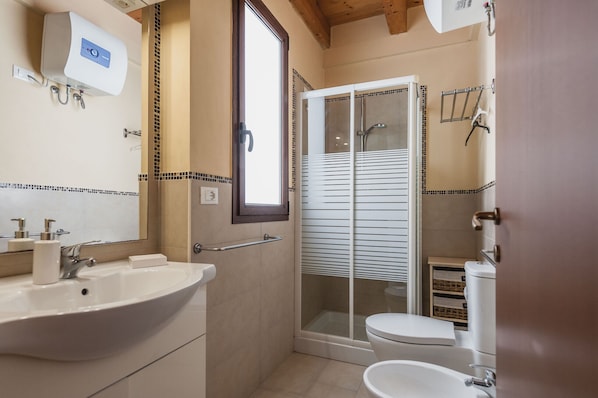 Dusche, Haartrockner, Bidet, Handtücher