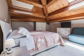 1 slaapkamer, een strijkplank/strijkijzer, gratis wifi, beddengoed