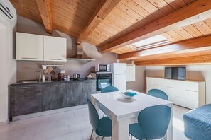 Een koelkast, een magnetron, een oven, een koffiezetapparaat/waterkoker