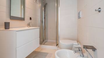 Dusche, Haartrockner, Bidet, Handtücher