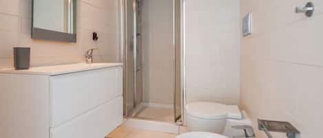 Dusche, Haartrockner, Handtücher