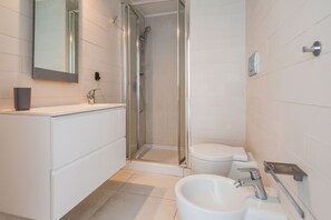 Bruser, hårtørrer, bidet, håndklæder