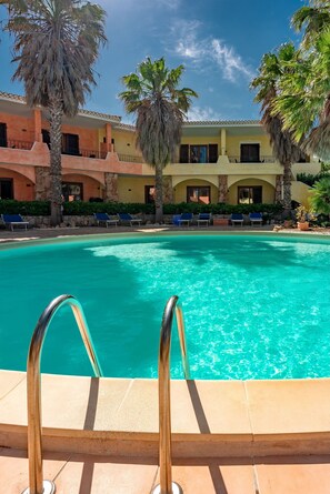 Departamento, 2 habitaciones, balcón | Alberca | Alberca al aire libre 