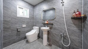 Basic Room, 1 Bedroom (flora) | Bilik Mandi | Tuala disediakan 