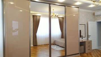 2 bedrooms, in-room safe, iron/ironing board, free WiFi