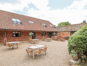 Outdoor dining - The Grange Cottage 1 (Grimsby)