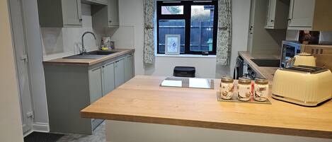 Fridge, oven, stovetop, cookware/dishes/utensils