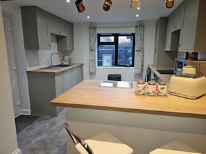 Fridge, oven, stovetop, cookware/dishes/utensils