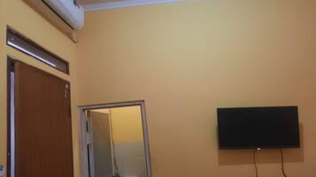 Standard-Doppelzimmer | Schreibtisch, laptopgeeigneter Arbeitsplatz, Bettwäsche