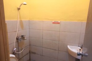 Standard Double Room | Bathroom | Shower, towels - Hotel O Regol Srimahi Residence (Bandung)