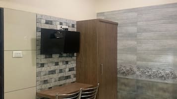 Deluxe Room | Living area | Flat-screen TV