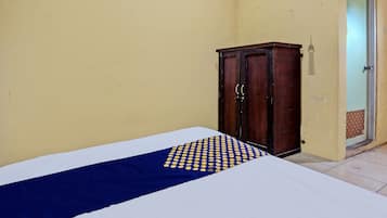 Double Room | Desk, free WiFi, bed sheets