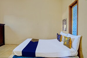 Double Room | Desk, free WiFi, bed sheets - Hotel O Lili Kost SyariahNearKetapang Royal City (Banyuwangi)
