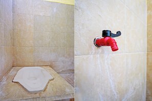 Double Room | Bathroom | Shower, rainfall showerhead, bidet, soap - Hotel O Lili Kost SyariahNearKetapang Royal City (Banyuwangi)