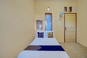 Double Room | Desk, free WiFi, bed sheets - Hotel O Lili Kost SyariahNearKetapang Royal City (Banyuwangi)
