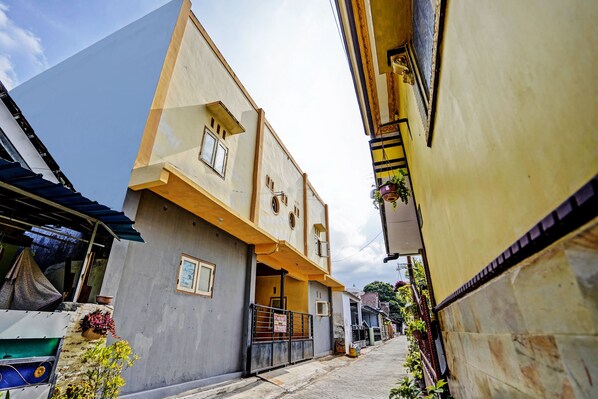 Vista frontal de la propiedad