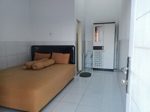 Double Room | Desk, free WiFi, bed sheets