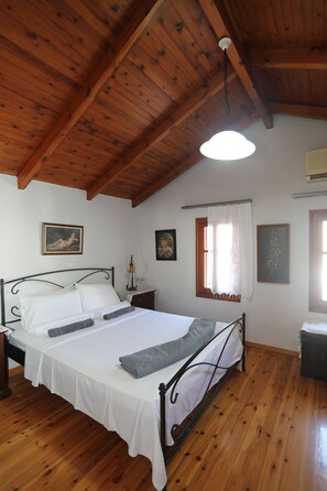 3 makuuhuonetta, työpöytä, silitysrauta/-lauta, vuodevaatteet