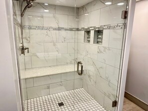 Combined shower/bathtub, hair dryer, towels