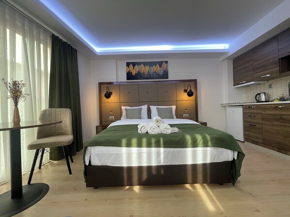 Senge med topmadrasser, pengeskab på værelset, skrivebord, lydisolering