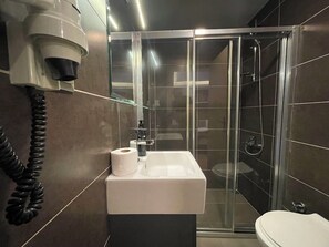 Dusche, Regendusche, Haartrockner, Hausschuhe