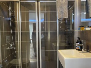 シャワー、レインフォールシャワー、ヘアドライヤー、スリッパ