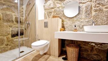 Douche, sĂšche-cheveux, serviettes fournies, savon